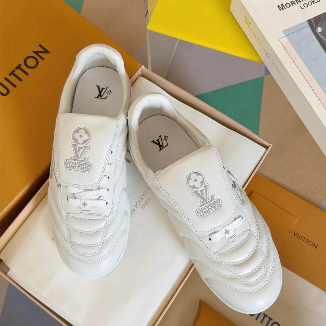 Top version: Couple model 640💰 LV Louis Vuitton L house Donkey brand latest Footprint series Couple model football sneakers casual running shoes original purchase development and production This Footprint Soccer sneaker was unveiled in the 2025 spring and summer series fashion show. It is the first sneaker designed by Pharrell Williams inspired by football shoes. The shoes are inspired by football, a sport that spans generations and cultures, echoing the 2025 spring and summer series fashion show's theme of unity and universal participation. The shoe is famous for its sleek design, with the dynamic IV Initials logo embellished on the side, the tongue embellished with the Lvers United badge inspired by the football team, and the foot pattern rubber sole decorated with multiple Louis Vuitton logos. Exquisitely packaged at the delivery counter🛍📦 ▪️Material: Original imported first-layer cowhide ▪️Lining: Original custom-made soft sheepskin lining ▪️Sole: Original open-molded two-color TPU combination sole ▪️Sole thickness: 3.5CM ▪️Size: Women’s 35-41 / Men’s 39-45